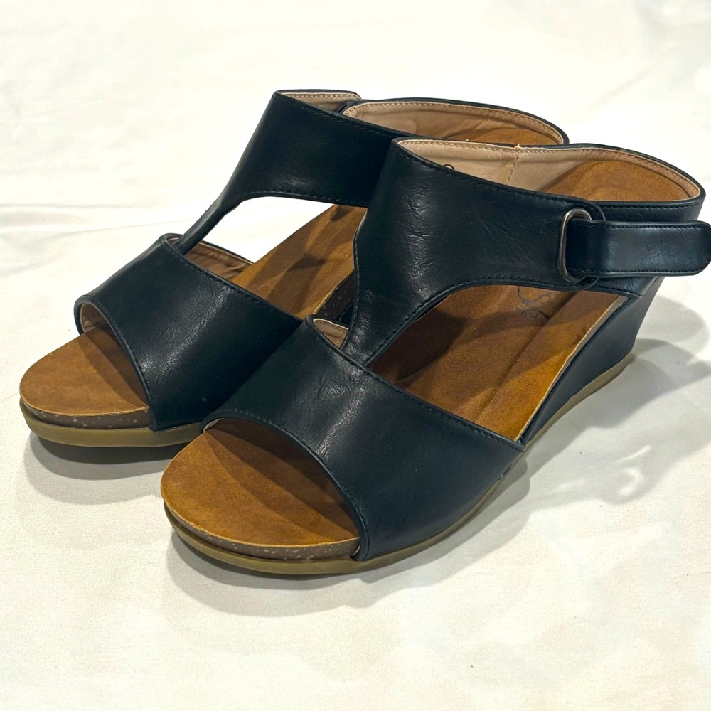 Refresh black sandals Velcro closure women’s size 6.5 EUC